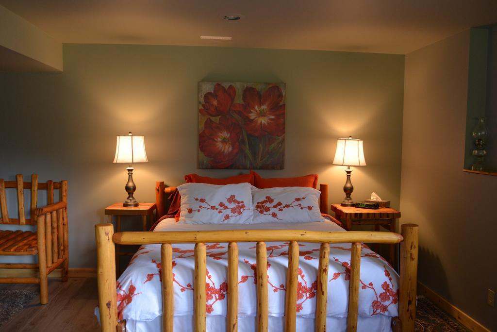 Kicking Horse Canyon Guest House Golden Zimmer foto