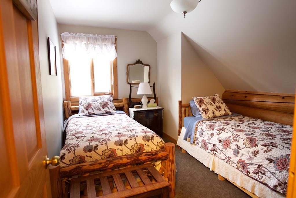 Kicking Horse Canyon Guest House Golden Exterior foto